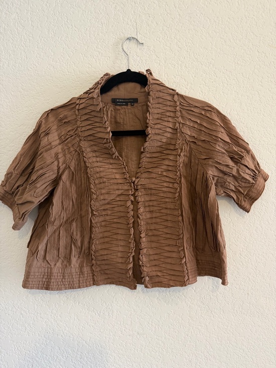 BCBGMaxAzria Tops - BCBGMaxAzria Brown Textured Short Sleeve Blouse with Pleated Front
